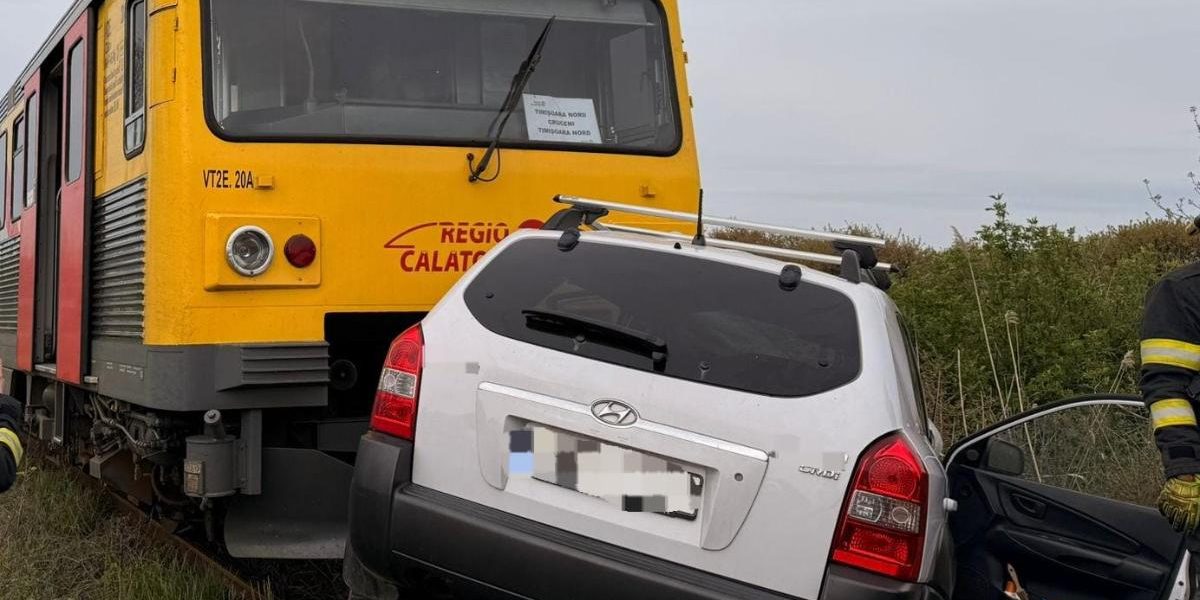 Șofer ucis în Timiș! Trenul cu pasageri l-a izbit în plin la Peciu Nou