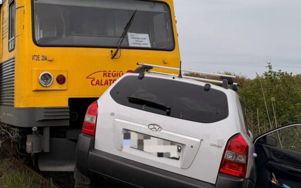 Șofer ucis în Timiș! Trenul cu pasageri l-a izbit în plin la Peciu Nou