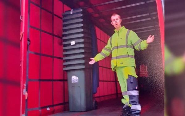 A vrut să fie gunoier, dar a fost refuzat de 3 ori după muncă gratis!