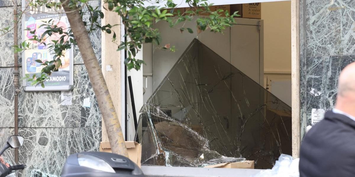 Imagini dezastruoase după jaful sângeros la o bancă din Napoli: ce au furat hoții