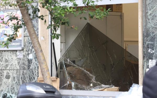 Imagini dezastruoase după jaful sângeros la o bancă din Napoli: ce au furat hoții