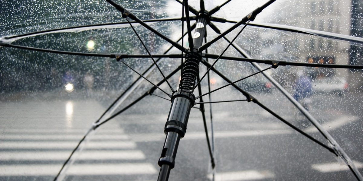 Vremea se schimbă: Averse și vijelii în regiuni, dar temperaturi mai ridicate azi