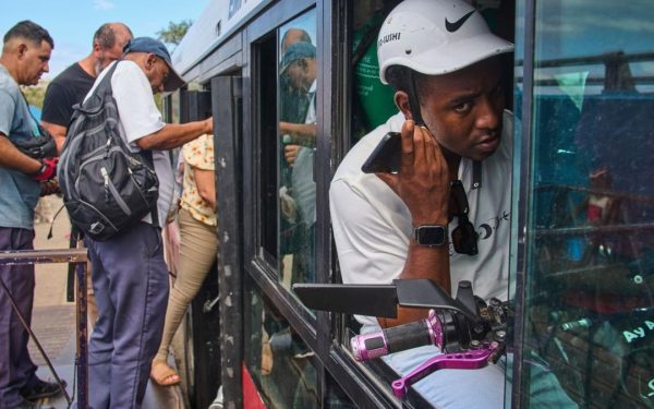 Ciclobus în Havana: Criza din Cuba rezolvată cu autobuzul subacvatic