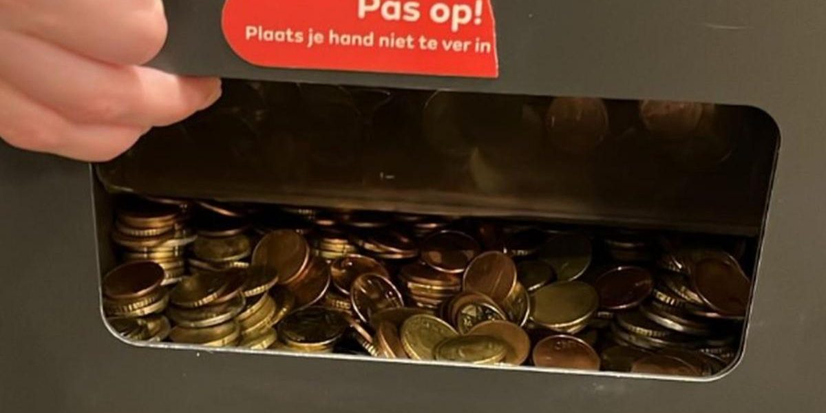 Bancomat din Rotterdam, „generos”: a „scuipat” bani, dar nimeni nu s-a atins