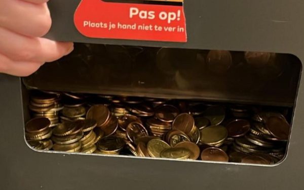 Bancomat din Rotterdam, „generos”: a „scuipat” bani, dar nimeni nu s-a atins