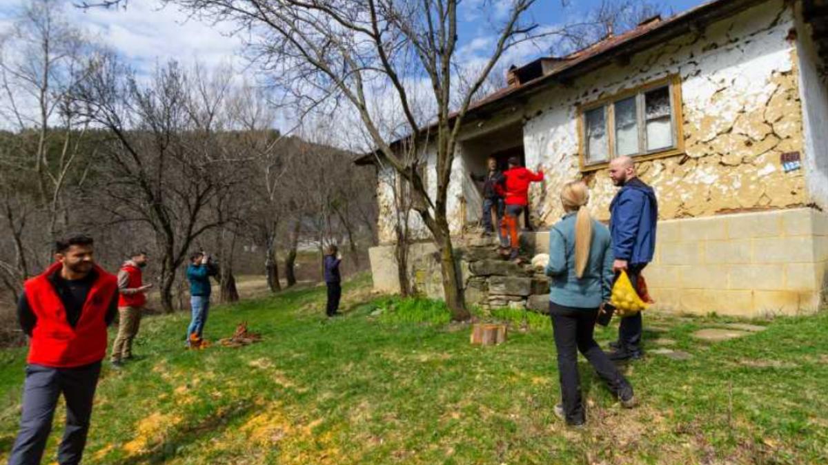 Campanie umanitară în Munții Buzăului pentru sprijinirea localnicilor izolați Un grup de voluntari pasionați de off-road a desfășurat o campanie caritabilă pentru a ajuta familiile și vârstnicii din satele și cătunele greu accesibile ale zonei montane a județului Buzău