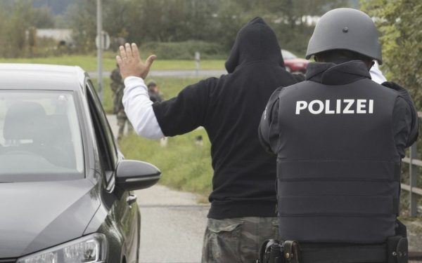 Șofer român, arestat în Elveția: Circula pe jantă, ”mirosea a alcool”!