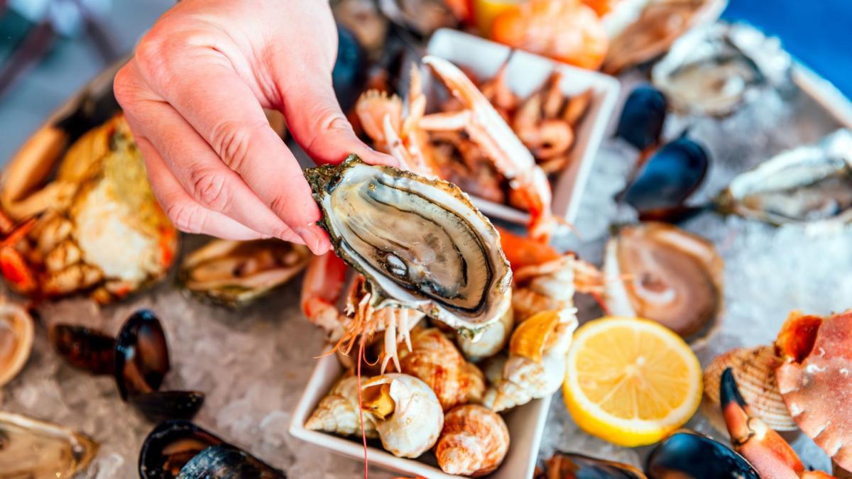 Virus periculos, transmis de fructele de mare: Boala cronică ce lovește oamenii