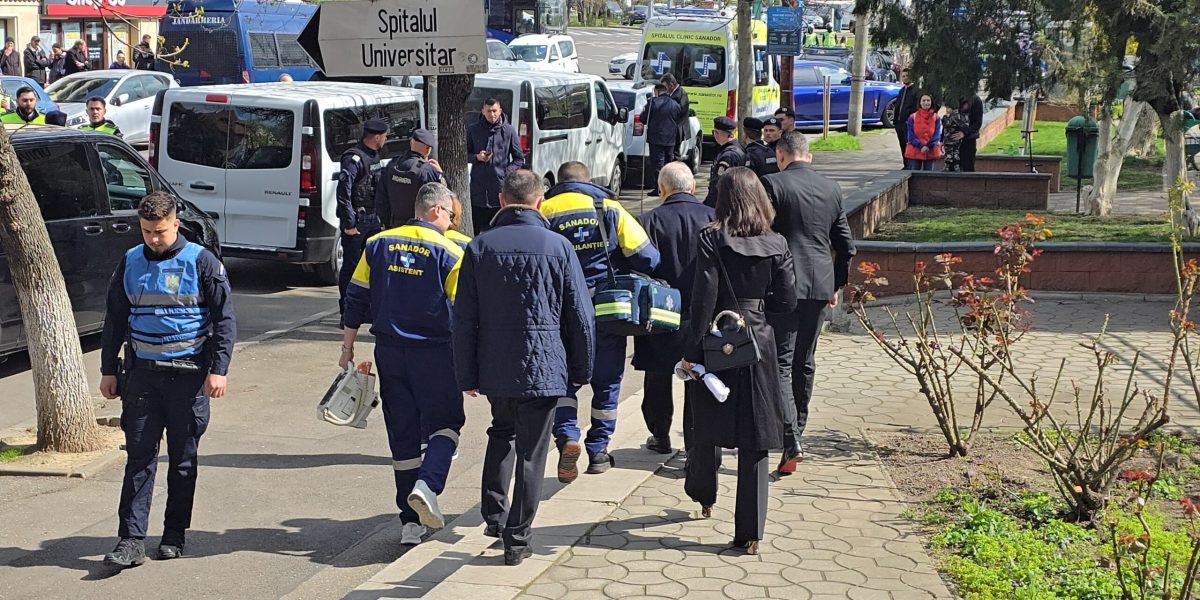 O persoană a avut nevoie de îngrijiri medicale la slujba de înmormântare a lui Mircea Lucescu Vineri, 10 aprilie, un eveniment neașteptat a avut loc în timpul slujbei de înmormântare a lui Mircea Lucescu, desfășurată la biserica Sfântul Elefterie din București