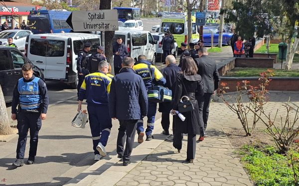 O persoană a avut nevoie de îngrijiri medicale la slujba de înmormântare a lui Mircea Lucescu Vineri, 10 aprilie, un eveniment neașteptat a avut loc în timpul slujbei de înmormântare a lui Mircea Lucescu, desfășurată la biserica Sfântul Elefterie din București