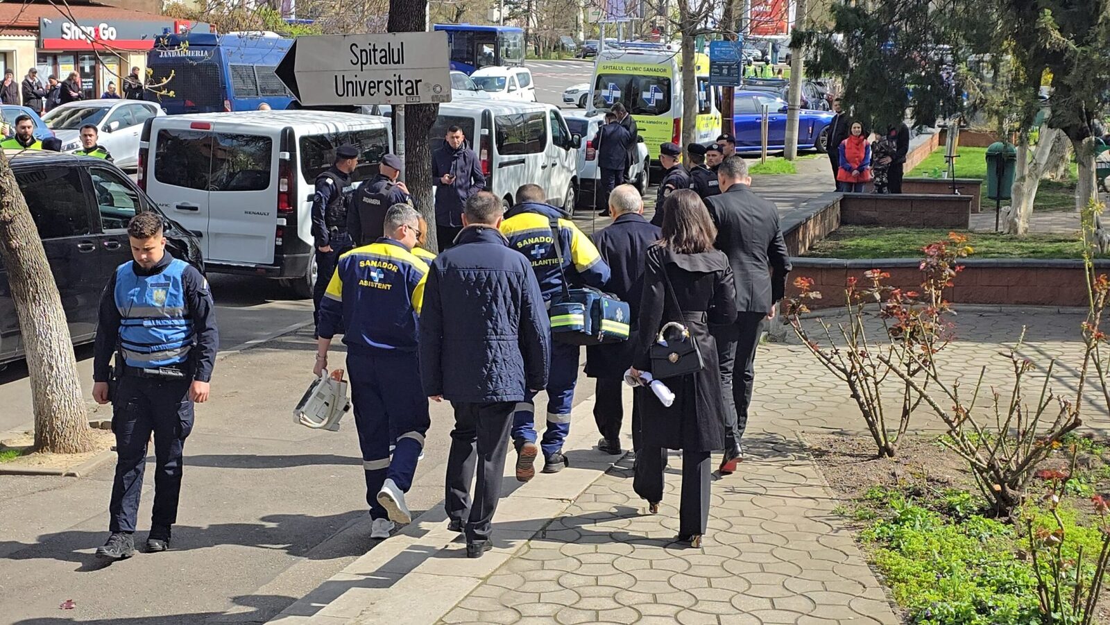 O persoană a avut nevoie de îngrijiri medicale la slujba de înmormântare a lui Mircea Lucescu Vineri, 10 aprilie, un eveniment neașteptat a avut loc în timpul slujbei de înmormântare a lui Mircea Lucescu, desfășurată la biserica Sfântul Elefterie din București