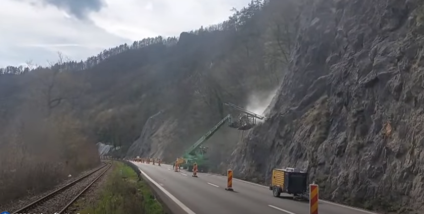 Se sistează temporar lucrările pe DN 7, Valea Oltului, din cauza traficului crescut Lucrările de montare a plaselor și barierelor de retenție pe versanți, aflate în derulare pe DN 7, Valea Oltului, vor fi oprite de miercuri, 8 aprilie 2026, de la ora 17.30