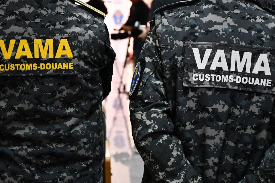 Un transport de articole de îmbrăcăminte în valoare de peste 3,1 milioane de lei, suspectate de încălcarea drepturilor de proprietate intelectuală, a fost reținut de vameșii din Timișoara