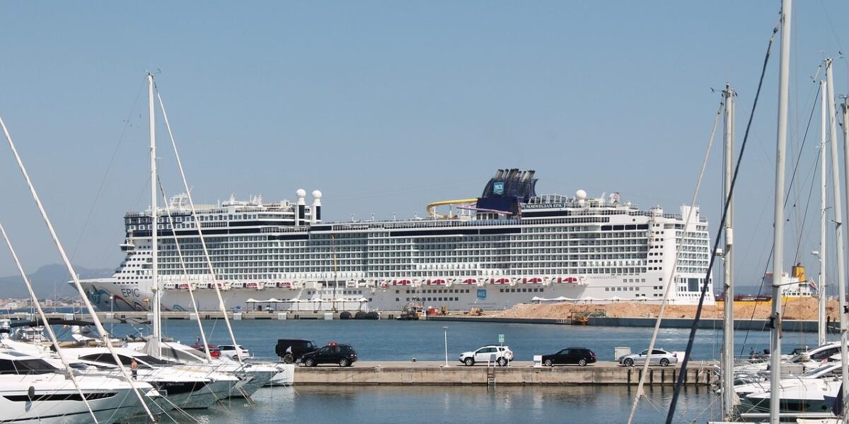 Vas de croazieră, curaj la Ormuz: Prima navă civilă, sfidare în zona de război