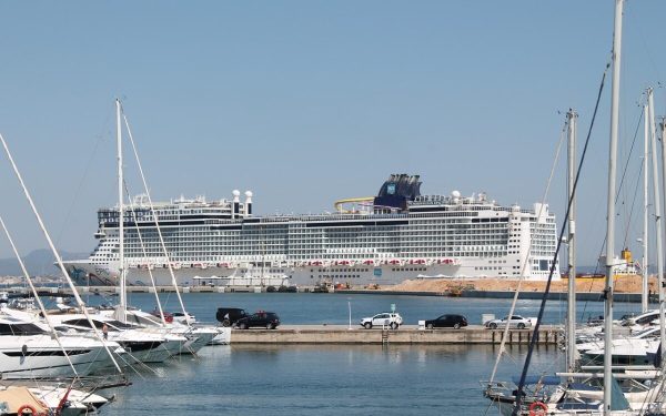 Vas de croazieră, curaj la Ormuz: Prima navă civilă, sfidare în zona de război