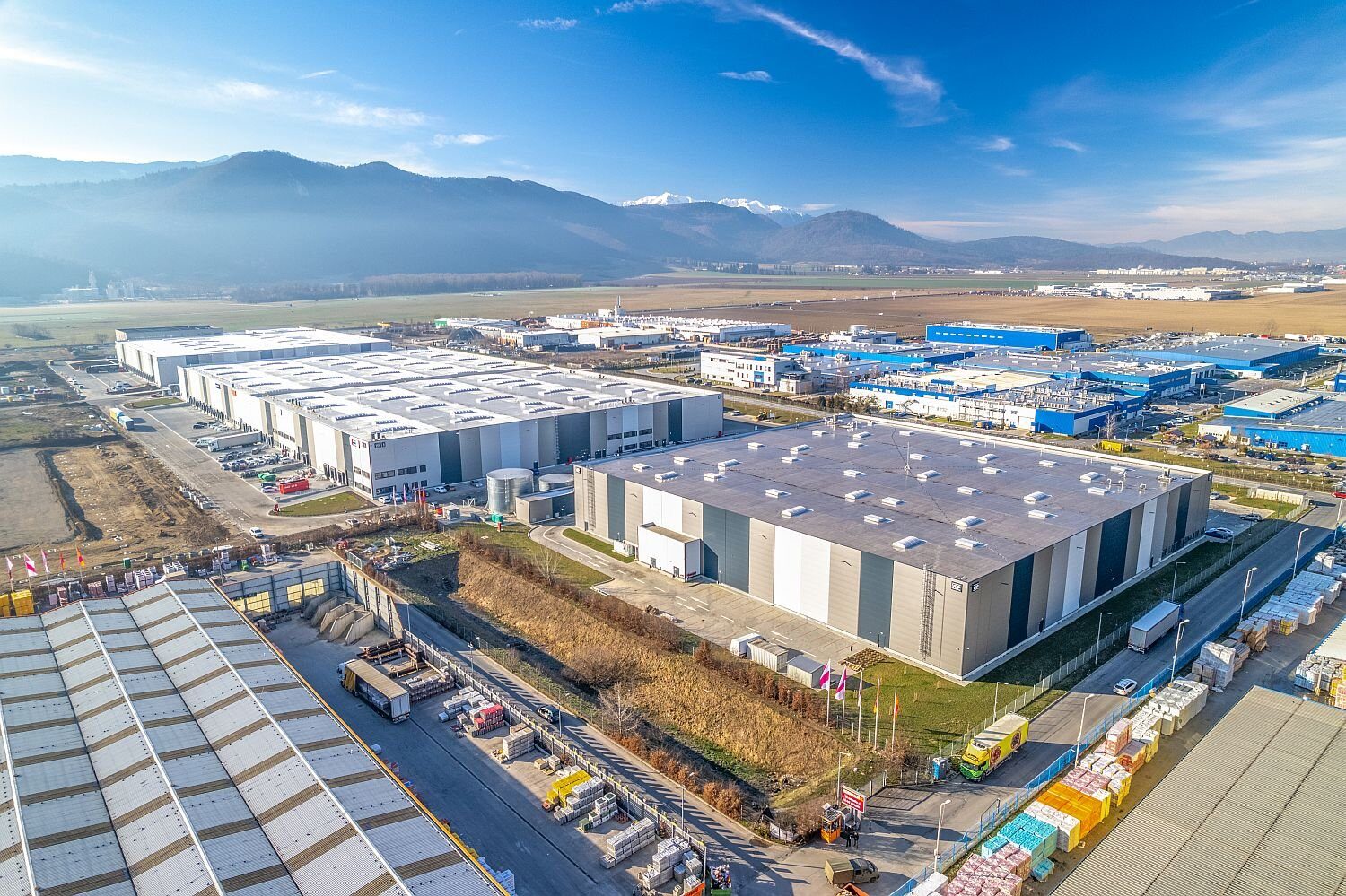 VGP, compania deținută de miliardarii belgieni Jan Van Geet și Bart van Malderen, își accelerează expansiunea în România, investind masiv în noi terenuri pentru dezvoltarea de spații logistice și industriale