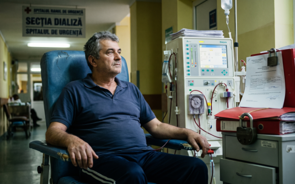 Blestem pentru bolnavi: Licitații suspecte pun în pericol dializa în România