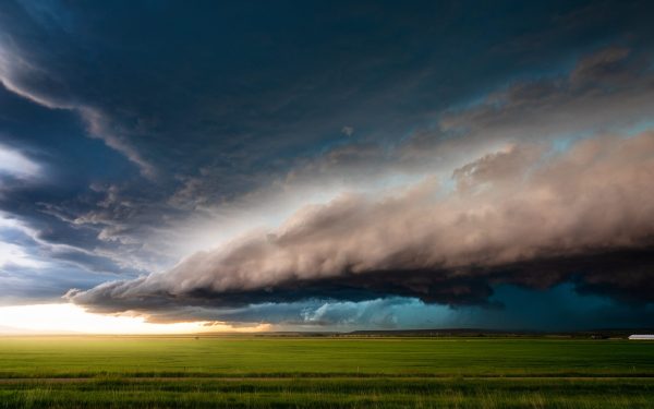 Vreme capricioasă în România sâmbătă: ploi, vânt și ninsoare la munte