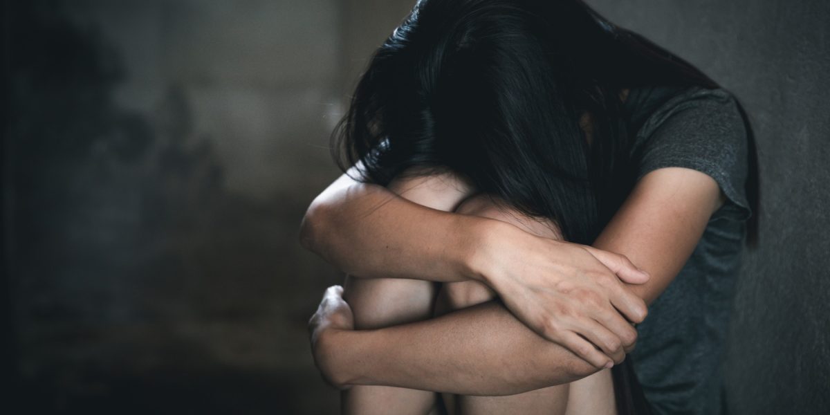 Arad: Groază pentru o fetiță de 7 ani, violată. Mama și concubinul, arestați