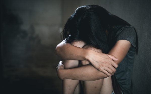 Arad: Groază pentru o fetiță de 7 ani, violată. Mama și concubinul, arestați