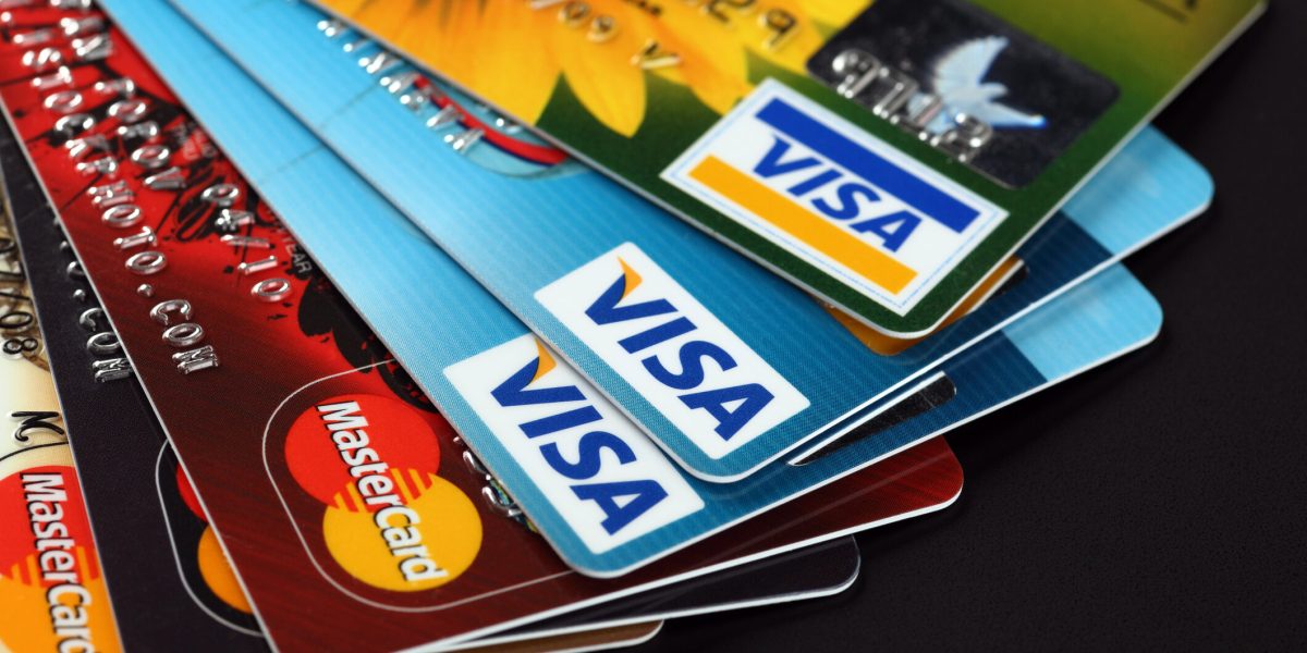 Schimbări MAJORE la o bancă din România: Cardurile expiră, clienții primesc un nou IBAN