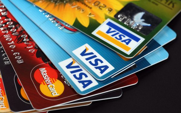 Schimbări MAJORE la o bancă din România: Cardurile expiră, clienții primesc un nou IBAN