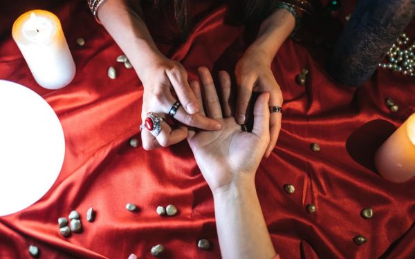 Vrăjitoarele și chiromanții, liberi la reclamă în Rusia. Decizia Dumei