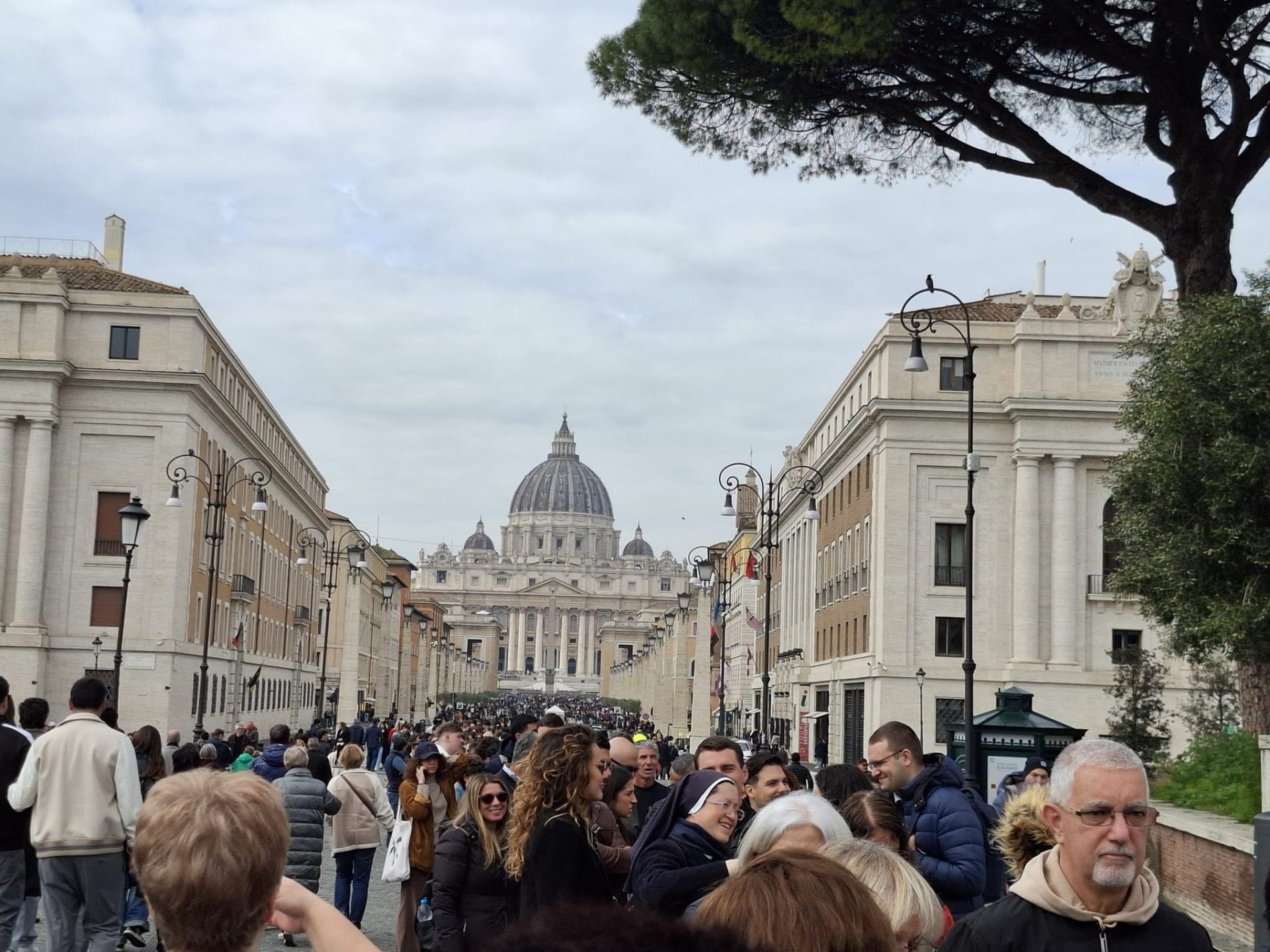 Primul Paște fără Papa Francisc și în preajma papei Leon