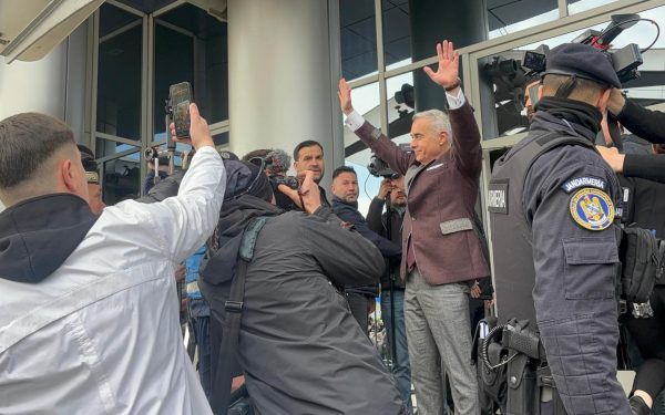 Guvernul, „găinile speriate” care se chinuie să demonstreze că pot zbura