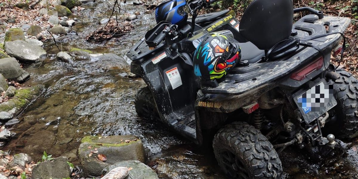 Tineri cu ATV prăbușiți 8 metri într-un pârâu pe Valea Păușa, intervenție dramatică a jandarmilor din Călimănești