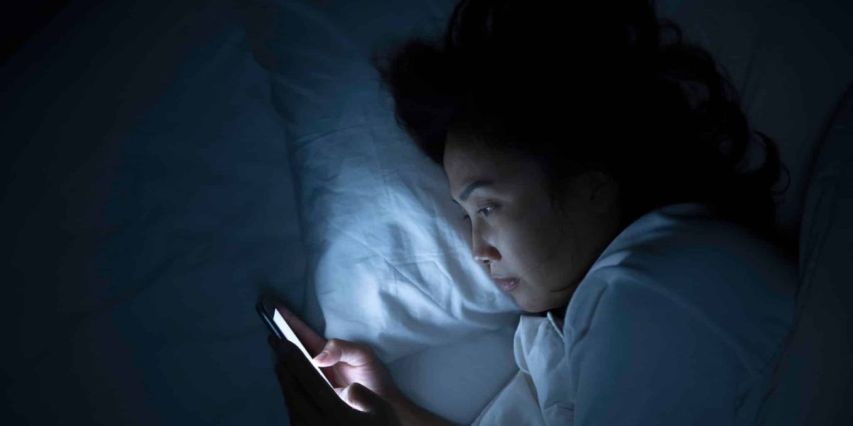 Obiceiul de noapte care îngrijorează: Românii nu pot dormi linișțiți