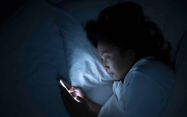 Obiceiul de noapte care îngrijorează: Românii nu pot dormi linișțiți