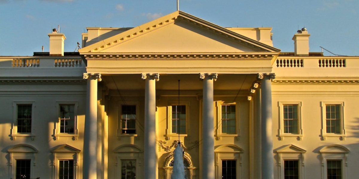 Angajații Casei Albe, acuzați de pariuri ilegale pe petrol