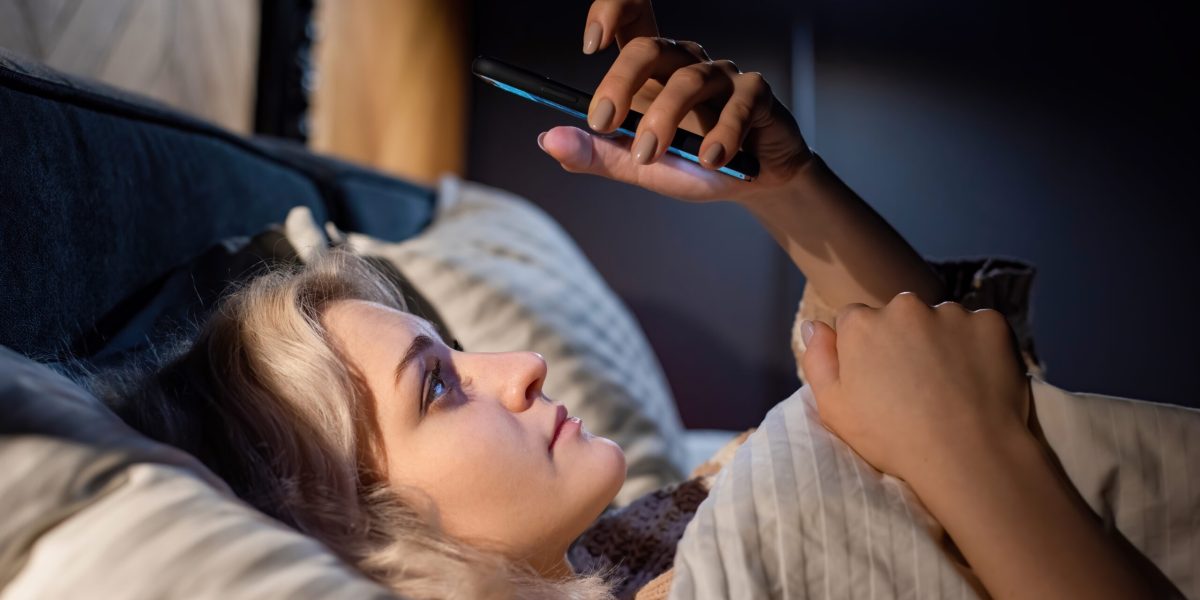 Oamenii petrec în medie între patru și cinci ore pe zi pe telefon, conform unor studii recente