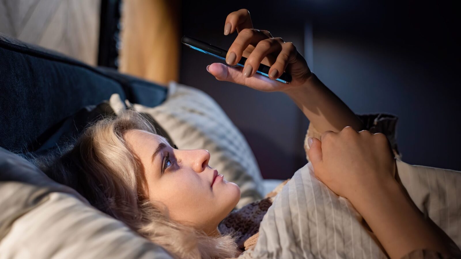 Oamenii petrec în medie între patru și cinci ore pe zi pe telefon, conform unor studii recente