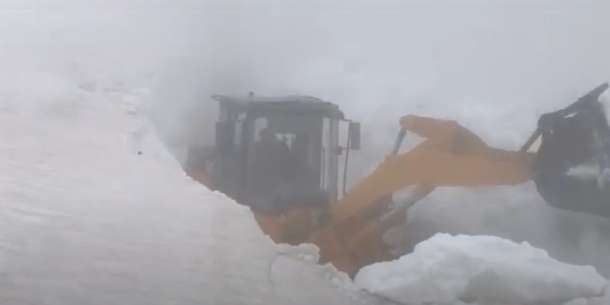 A ÎNCEPUT curățenia pe Transalpina: Șoferi, așteptați! Circulați doar în siguranță