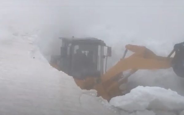 A ÎNCEPUT curățenia pe Transalpina: Șoferi, așteptați! Circulați doar în siguranță