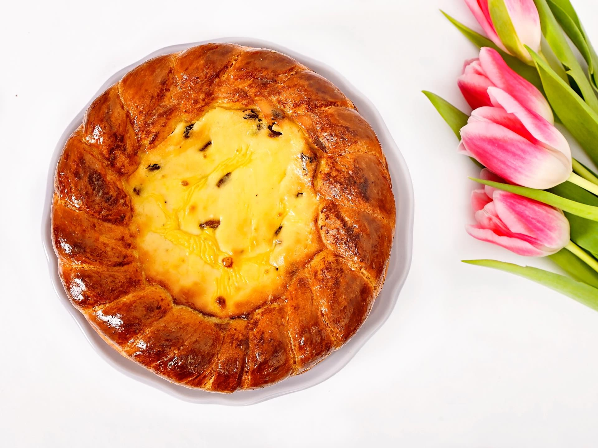 De fiecare dată când primăvara își face apariția în România, bucătăriile din întreaga țară se pregătesc pentru un ritual ce îmbină credința, memoria și gustul: prepararea pascăi