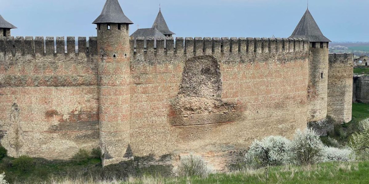 Cetatea Hotin, simbol Ștefan cel Mare, se prăbușește: turiștii, restricționați