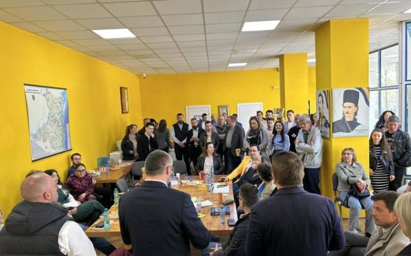 AUR deschide porțile: Mii de români, la sedii pentru adeziuni şi un mesaj pentru sistem