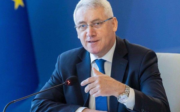 Ţuţuianu reorganizează AEP: Aproape 150 de posturi, desființate!