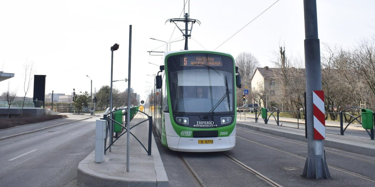 Linia 5, blocată de mașini: Asociația Metrou Ușor cere separatoare