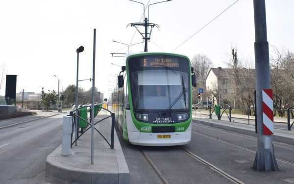 Linia 5, blocată de mașini: Asociația Metrou Ușor cere separatoare