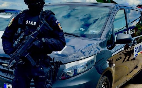 Timiș: Scandal domestic șocant. Bărbat, cu cuțit, își amenință tatăl, folosind copiii