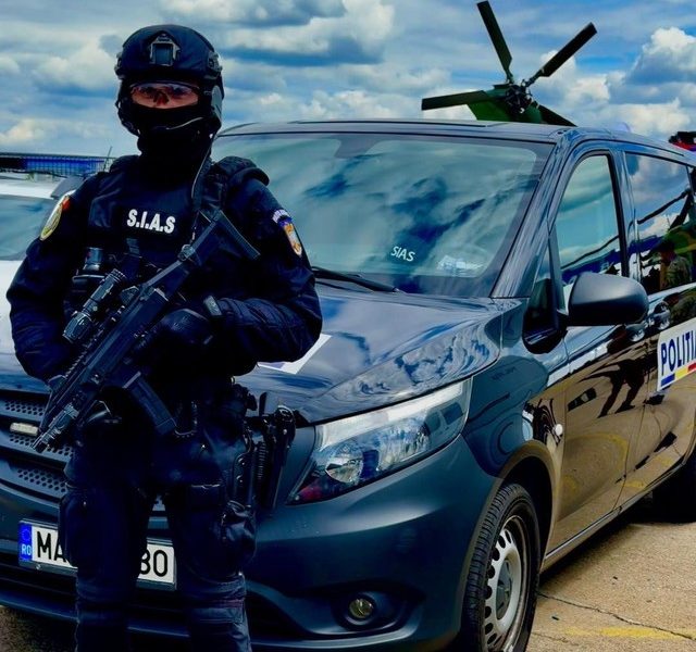 Timiș: Scandal domestic șocant. Bărbat, cu cuțit, își amenință tatăl, folosind copiii
