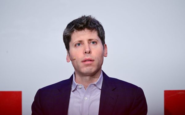 Șeful OpenAI temperează temerile: AI nu va genera o „apocalipsă” a joburilor