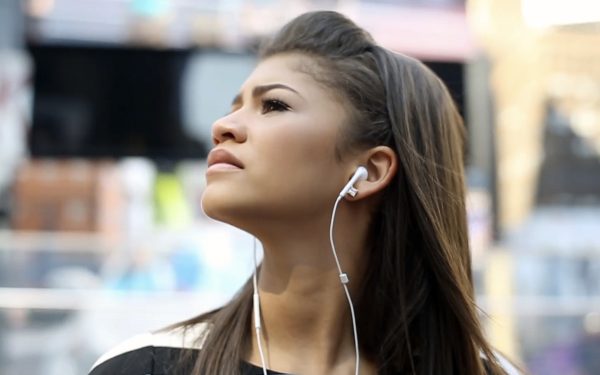 Căștile cu fir revin! De ce Bluetooth NU mai e sfânt pentru unii utilizatori