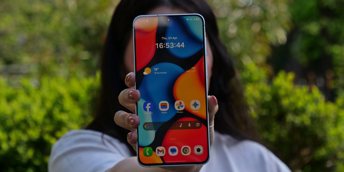 Am testat noul telefon-vedetă din România: minusuri majore persistă