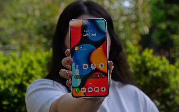 Am testat noul telefon-vedetă din România: minusuri majore persistă