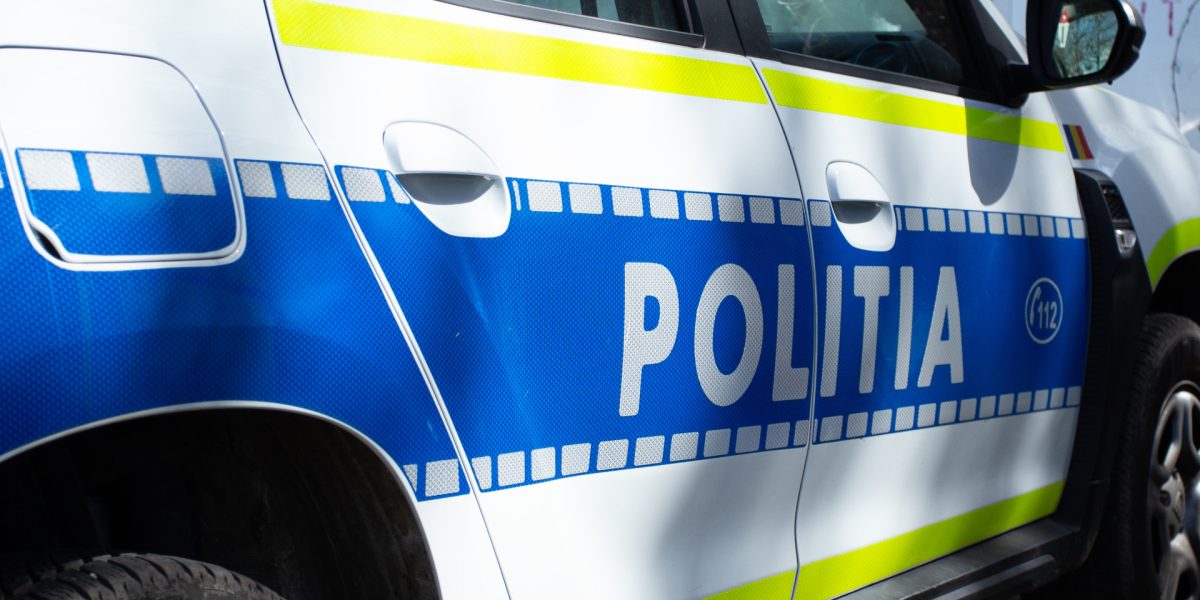 Șofer băut, accident violent: mașină de poliție, avariată la București.